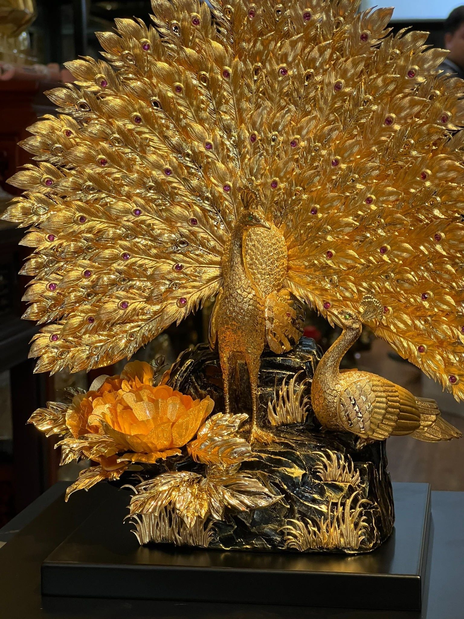 Quà tặng mạ vàng: chim công khổng tước mạ vàng 24k