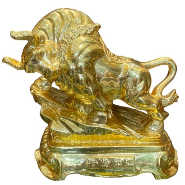 Quà tặng:Tượng trâu vàng bằng đồng dát vàng 24k