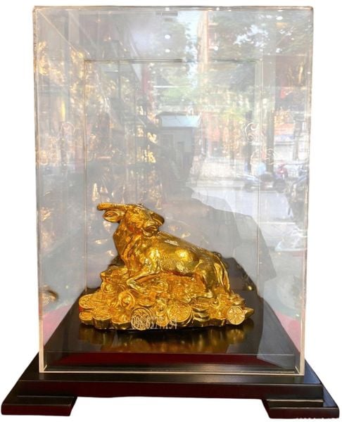 Quà tặng sếp theo tuổi: Tượng trâu vàng nằm đống tiền dát vàng 24k