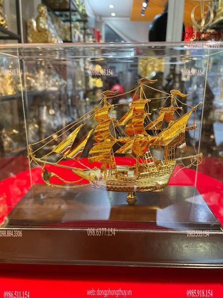 Mô hình thuyền buồm mạ vàng 24k