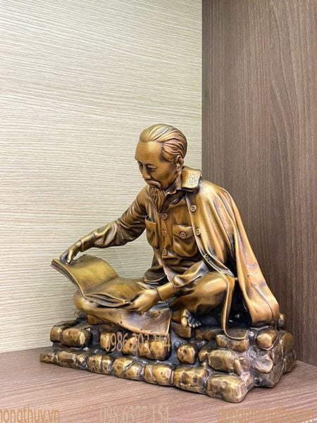 Quà tặng sếp: tượng bác Hồ đọc báo bằng đồng