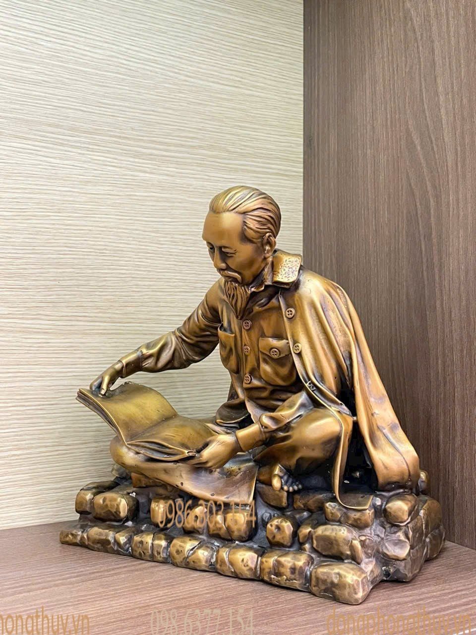 Quà tặng sếp: tượng bác Hồ đọc báo bằng đồng