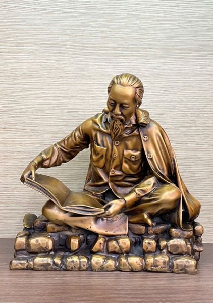 Quà tặng sếp: tượng bác Hồ đọc báo bằng đồng