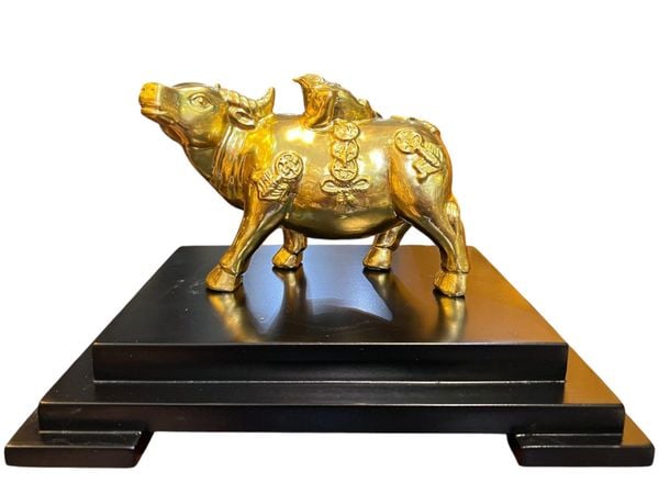 Quà tặng sếp theo tuổi: Tượng trâu vàng 24k bằng đồng