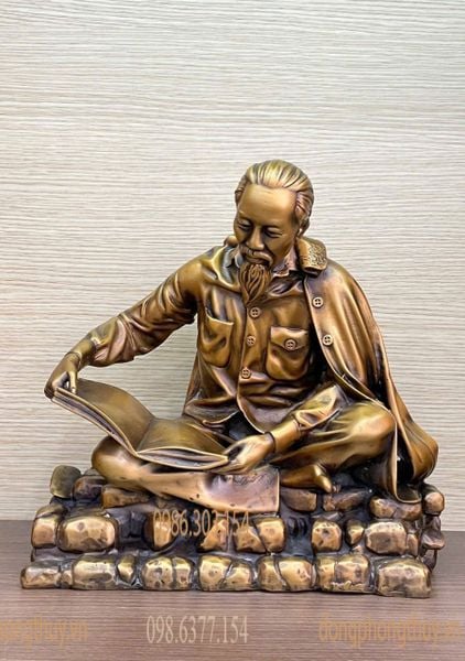 Quà tặng sếp: tượng bác Hồ đọc báo bằng đồng
