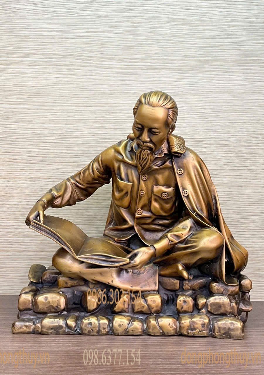Quà tặng sếp: tượng bác Hồ đọc báo bằng đồng