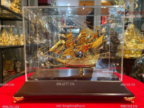 Mô hình thuyền buồm mạ vàng 24k
