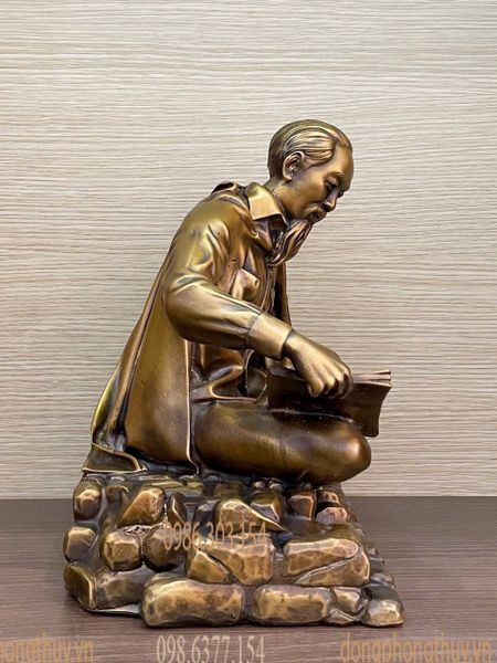 Quà tặng sếp: tượng bác Hồ đọc báo bằng đồng