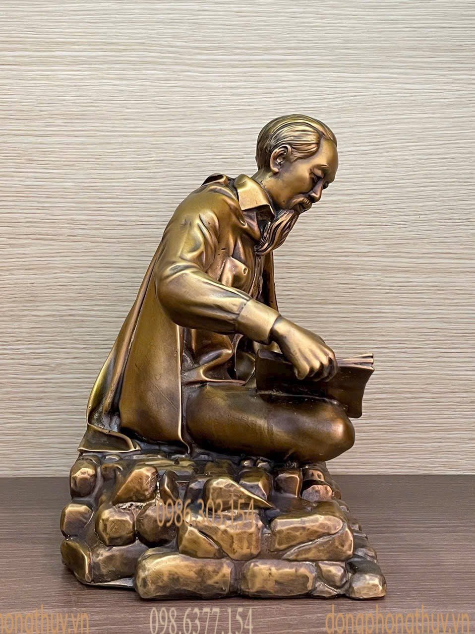 Quà tặng sếp: tượng bác Hồ đọc báo bằng đồng