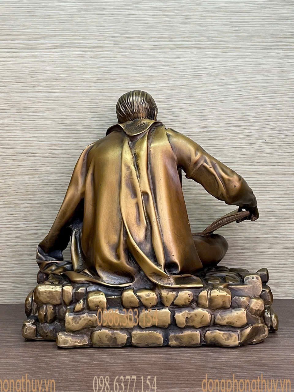 Quà tặng sếp: tượng bác Hồ đọc báo bằng đồng