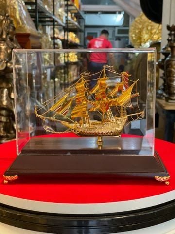 Mô hình thuyền buồm mạ vàng 24k