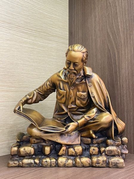 Quà tặng sếp: tượng bác Hồ đọc báo bằng đồng
