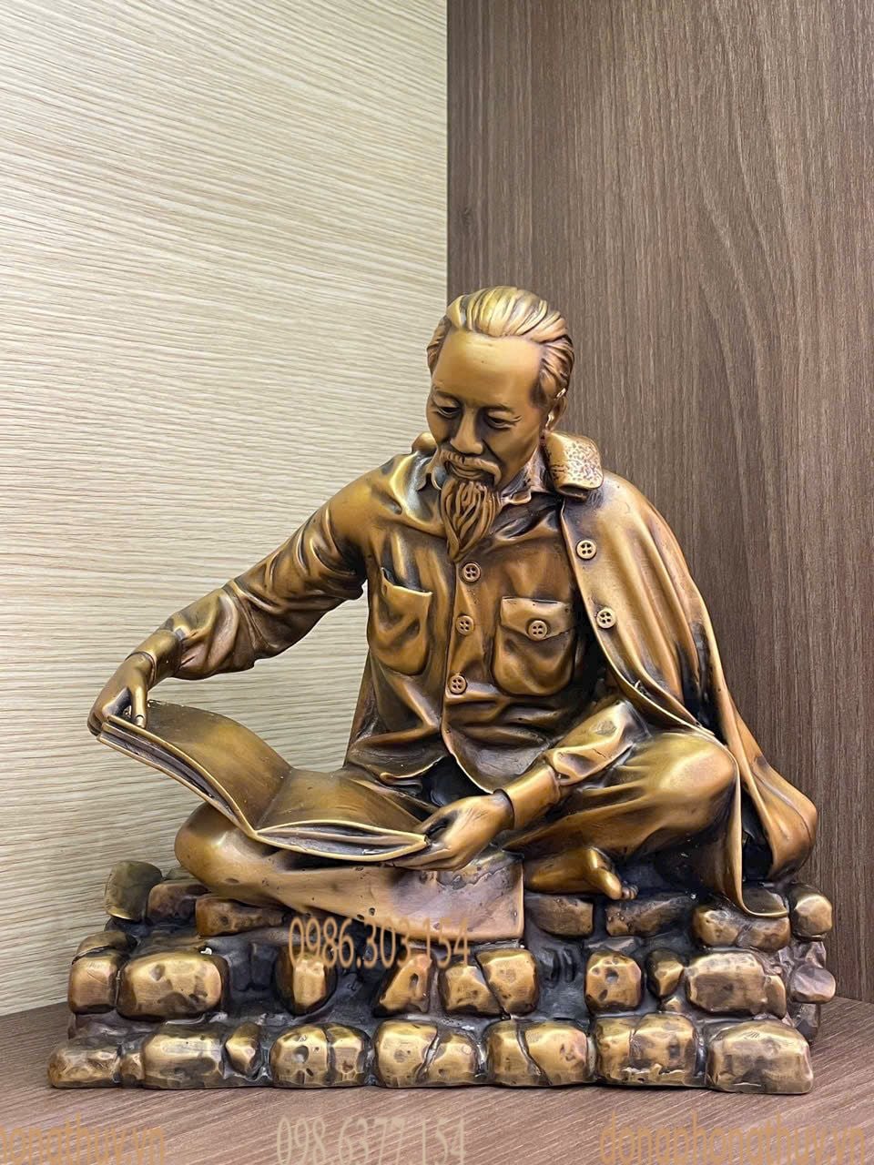 Quà tặng sếp: tượng bác Hồ đọc báo bằng đồng