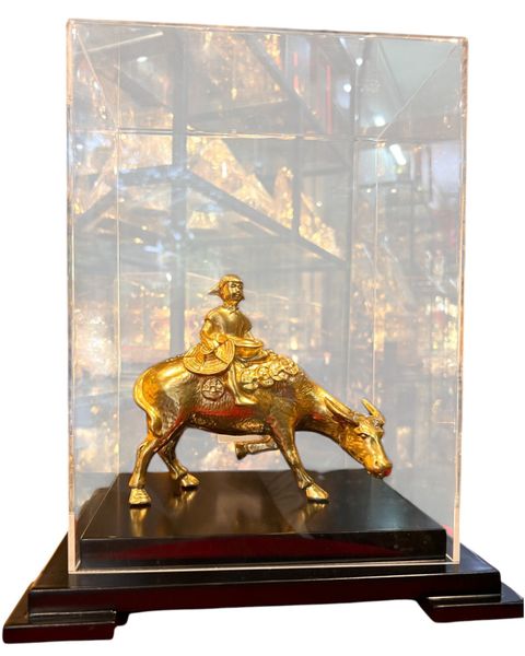 Quà tặng sếp theo tuổi: Tượng trâu bằng đồng dát vàng 24k