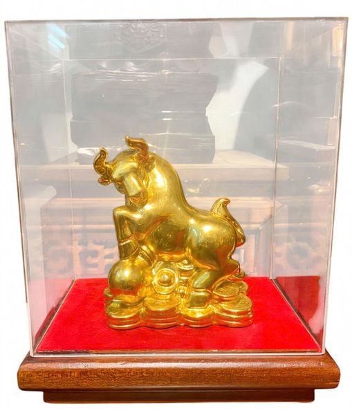 Quà tặng sếp: Tượng trâu vàng dát vàng 24k