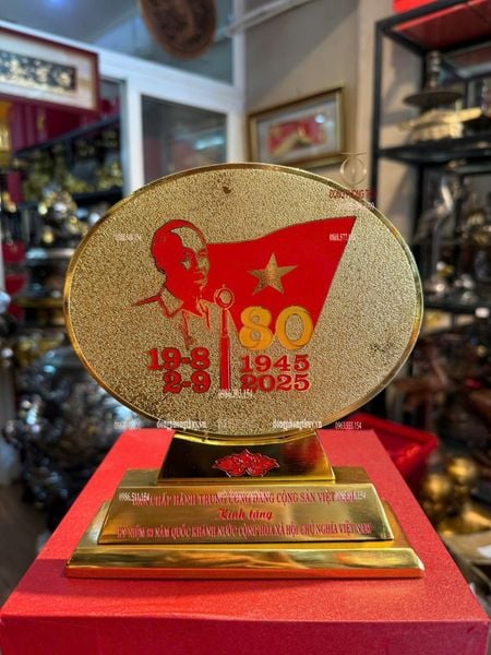 Cúp biểu tượng quốc Khánh