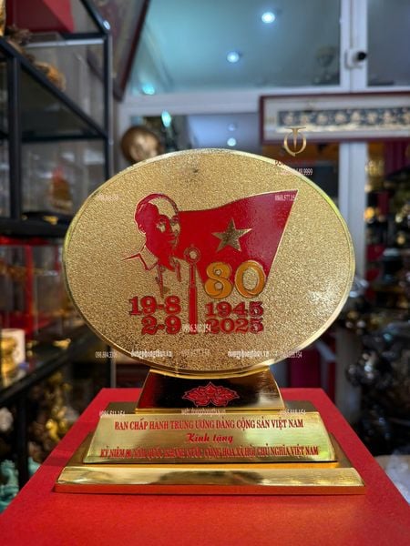 Cúp biểu tượng quốc Khánh