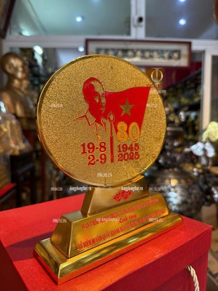 Cúp biểu tượng quốc Khánh