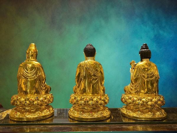 Tượng tam thánh bằng đồng dát vàng làm màu da, vẽ diện