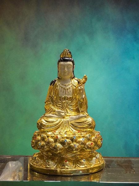 Tượng tam thánh bằng đồng dát vàng làm màu da, vẽ diện