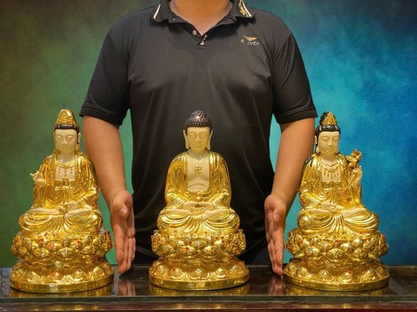 Tượng tam thánh bằng đồng dát vàng làm màu da, vẽ diện