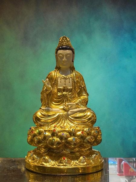 Tượng tam thánh bằng đồng dát vàng làm màu da, vẽ diện