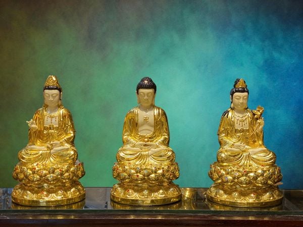 Tượng tam thánh bằng đồng dát vàng làm màu da, vẽ diện