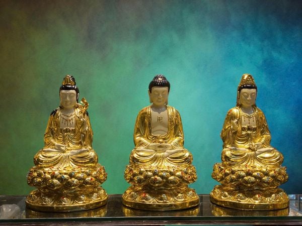 Tượng tam thánh bằng đồng dát vàng làm màu da, vẽ diện
