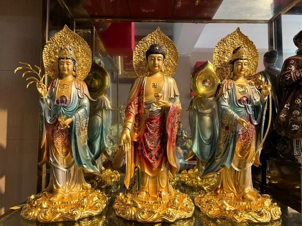 Tượng Tây Phương Tam Thánh bằng đồng cao đến đầu 49, lá đề 57, ngang 23 nặng 26kg