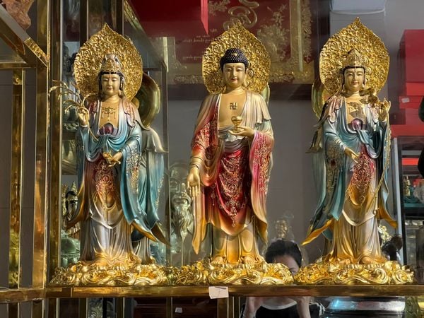 Tượng Tây Phương Tam Thánh bằng đồng cao đến đầu 49, lá đề 57, ngang 23 nặng 26kg