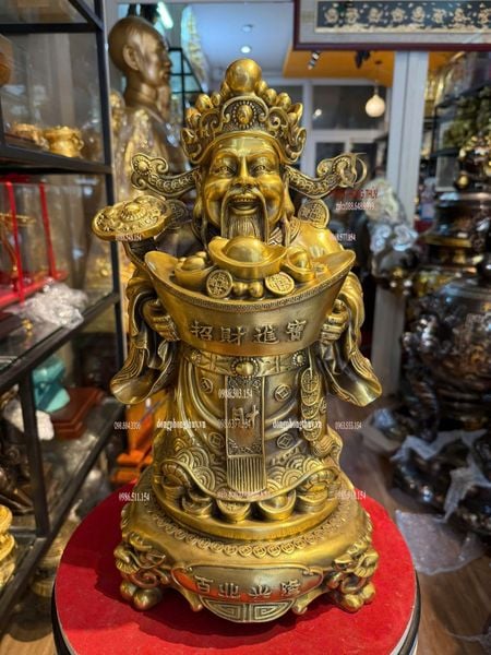 Thần Tài đứng dâng tiền