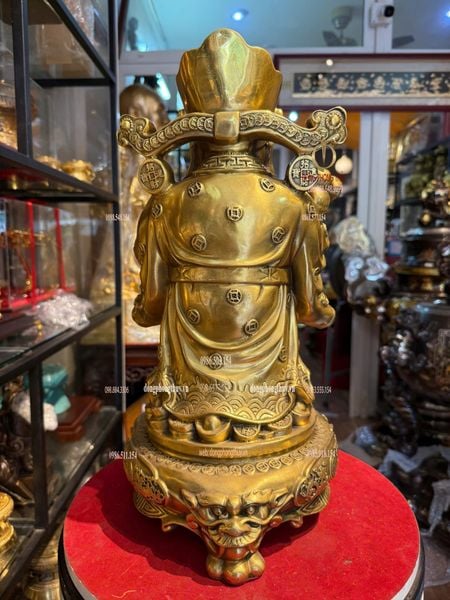 Thần Tài đứng dâng tiền