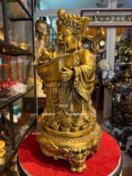 Thần Tài đứng dâng tiền