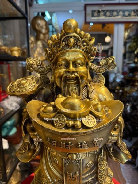 Thần Tài đứng dâng tiền