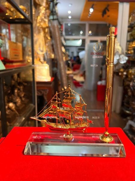 Mô hình thuyền buồm mạ vàng 24k + bút ký bằng 3 viên đạn ar15