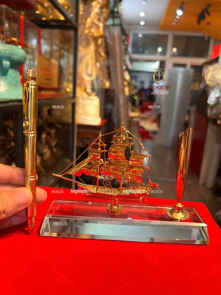 Mô hình thuyền buồm mạ vàng 24k + bút ký bằng 3 viên đạn ar15
