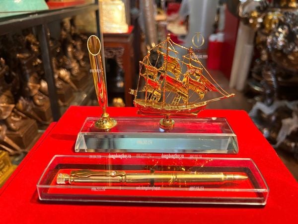 Mô hình thuyền buồm mạ vàng 24k + bút ký bằng 3 viên đạn ar15