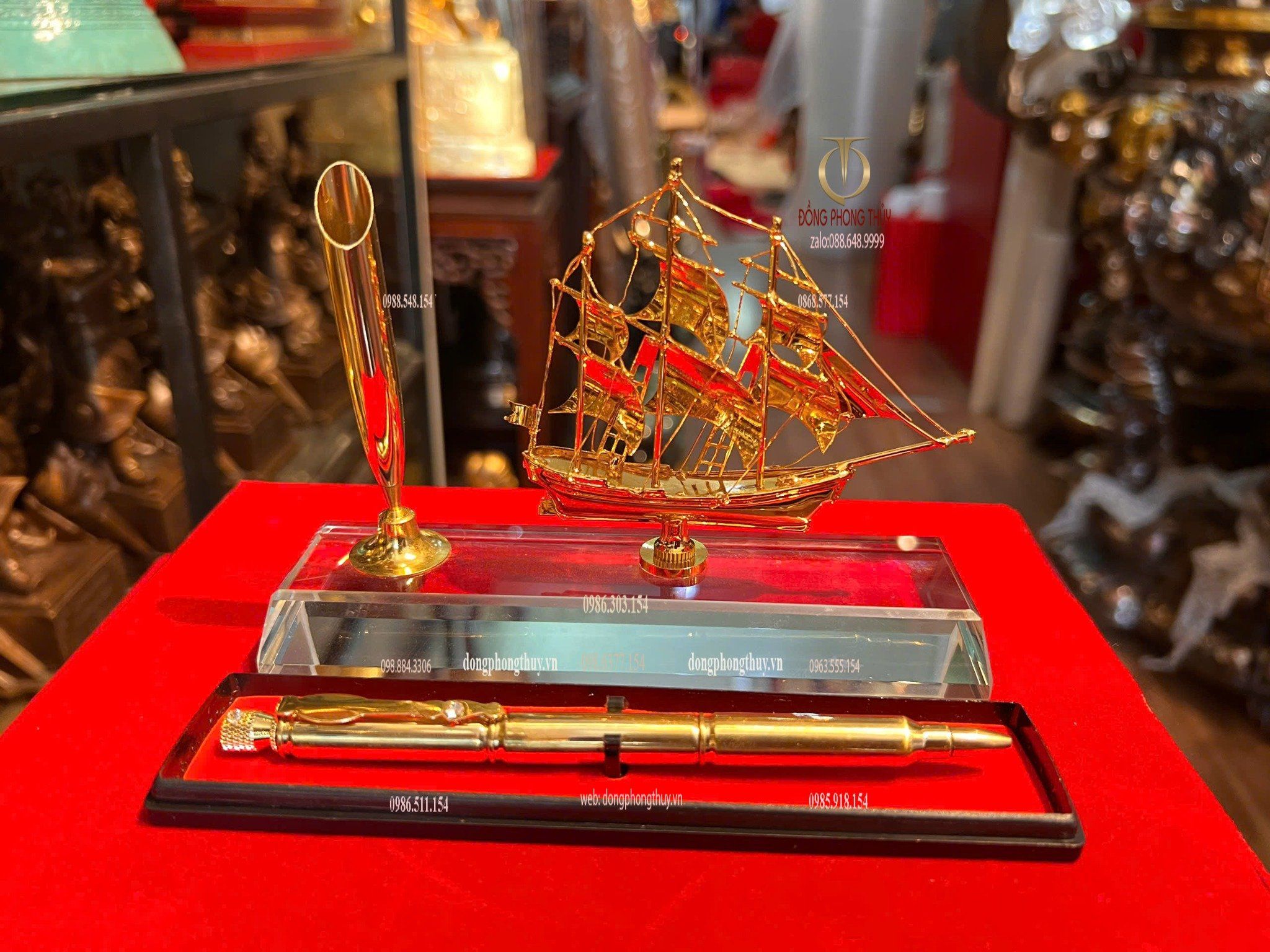 Mô hình thuyền buồm mạ vàng 24k + bút ký bằng 3 viên đạn ar15