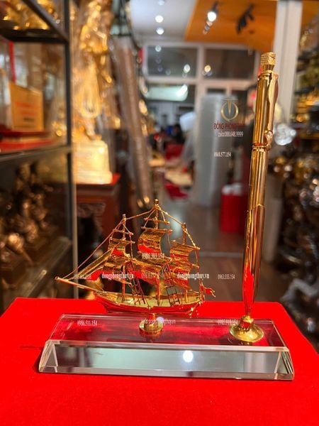 Mô hình thuyền buồm mạ vàng 24k + bút ký bằng 3 viên đạn ar15