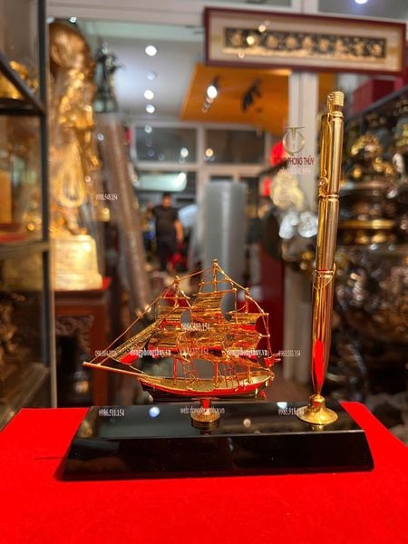Quà tặng sếp mạ vàng: Mô hình thuyền buồm mạ vàng 24k + bút ký