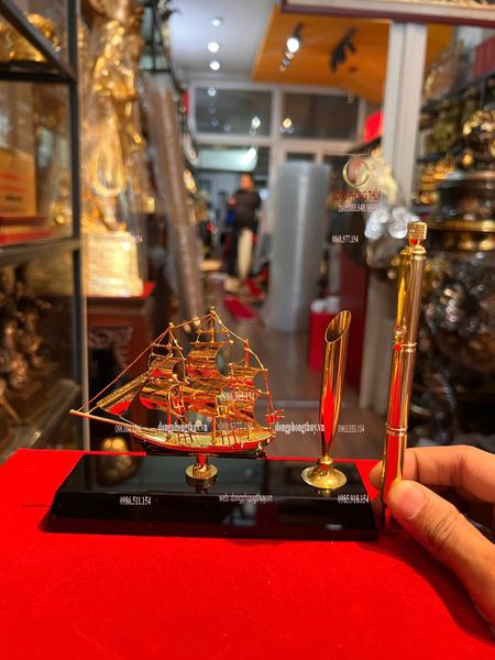 Quà tặng sếp mạ vàng: Mô hình thuyền buồm mạ vàng 24k + bút ký