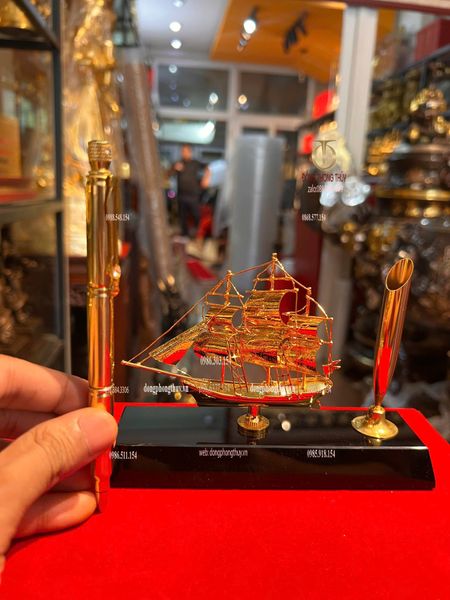 Quà tặng sếp mạ vàng: Mô hình thuyền buồm mạ vàng 24k + bút ký