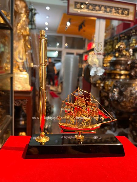Quà tặng sếp mạ vàng: Mô hình thuyền buồm mạ vàng 24k + bút ký