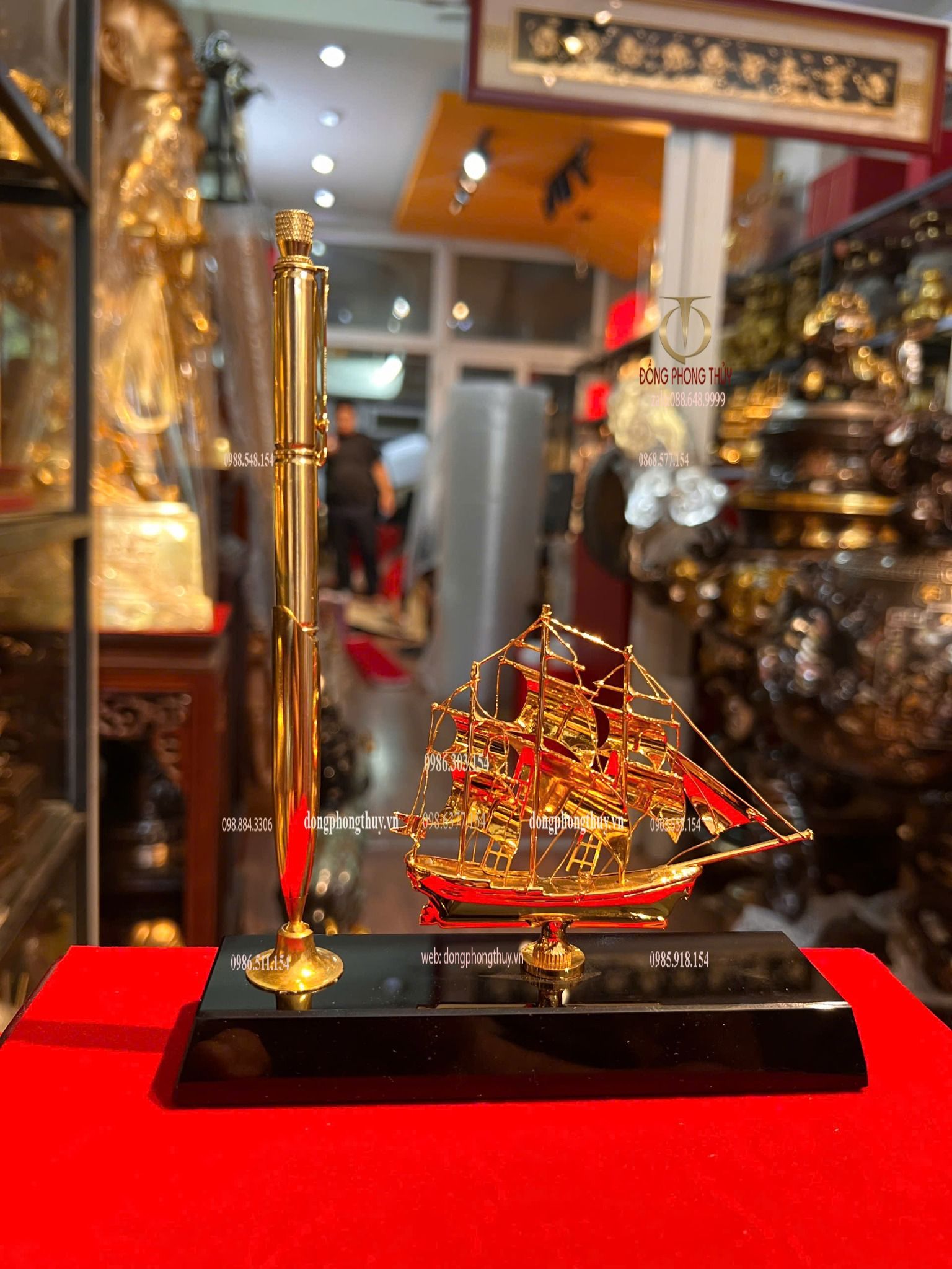 Mô hình thuyền buồm mạ vàng 24k + bút ký bằng 3 viên đạn ar15