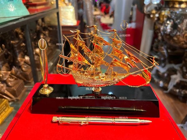 Quà tặng doanh nghiệp: Bút ký + Mô hình thuyền buồm mạ vàng 24k