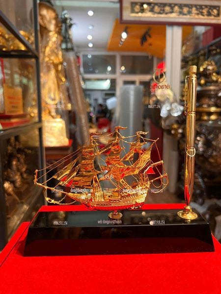 Quà tặng doanh nghiệp: Bút ký + Mô hình thuyền buồm mạ vàng 24k