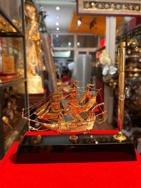 Quà tặng doanh nghiệp: Bút ký + Mô hình thuyền buồm mạ vàng 24k
