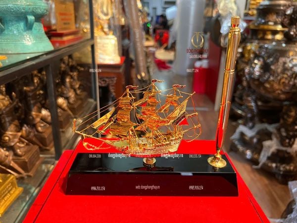 Quà tặng doanh nghiệp: Bút ký + Mô hình thuyền buồm mạ vàng 24k