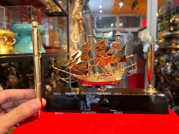 Quà tặng doanh nghiệp: Bút ký + Mô hình thuyền buồm mạ vàng 24k