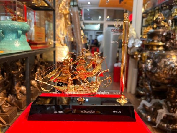 Quà tặng doanh nghiệp: Bút ký + Mô hình thuyền buồm mạ vàng 24k